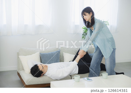 ソファーに座って喧嘩する男女 126614381