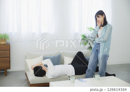 ソファーに座って喧嘩する男女 ソファーに座って喧嘩する男女 126614384