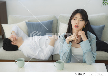 ソファーに座って喧嘩する男女 126614388