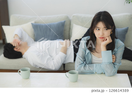 ソファーに座って喧嘩する男女 ソファーに座って喧嘩する男女 126614389