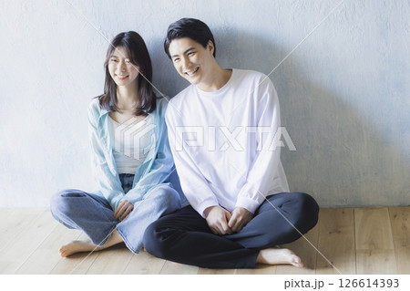 床に座るカップル 床に座るカップル 126614393