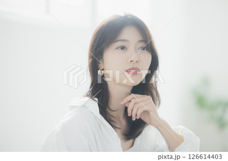 リビングでくつろぐ若い女性 リビングでくつろぐ若い女性 126614403