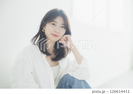 リビングでくつろぐ若い女性 リビングでくつろぐ若い女性 126614411