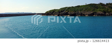 青い海と空と港 126614413