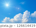 真夏の暑い日差しと入道雲 126614419