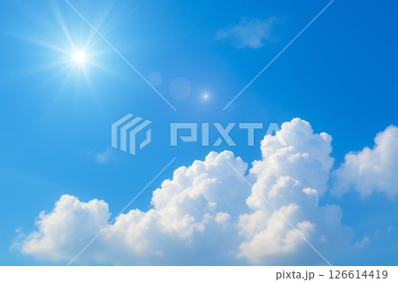 真夏の暑い日差しと入道雲 126614419