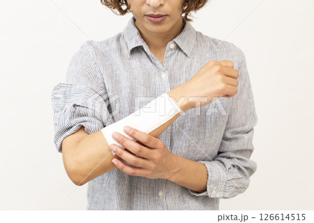 腕に湿布を貼った女性 腕に湿布を貼った女性 126614515