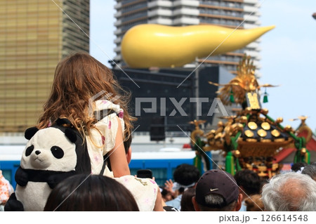 肩車をされてお神輿を眺める外国人の少女 126614548