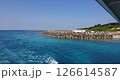 船から見た青い海とテトラポッド 126614587