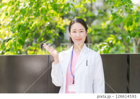 屋外で微笑む白衣の女性 126614593