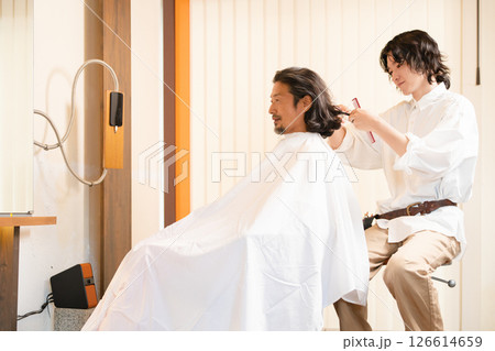 ヘアカットをする男性スタイリストと男性客　ヘアサロン　イメージ 126614659