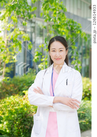 屋外で微笑む白衣の女性 126614933