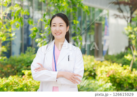 屋外で微笑む白衣の女性 126615029