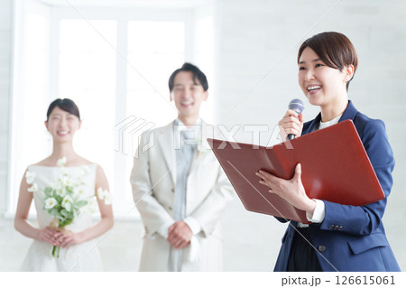 結婚式披露宴の司会者と新郎新婦 126615061