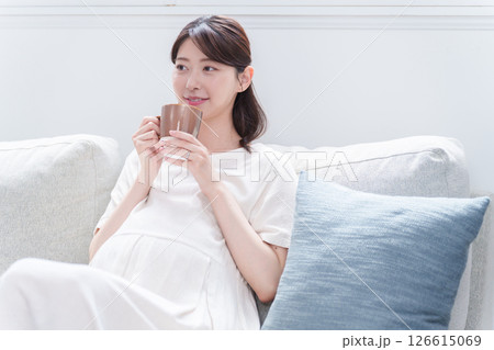 マグカップで飲み物を飲む妊婦 126615069