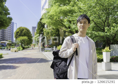 新緑の街を歩くミドルエイジの男性 新緑の街を歩くミドルエイジの男性 126615291