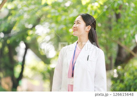 屋外で微笑む白衣の女性 屋外で微笑む白衣の女性 126615648