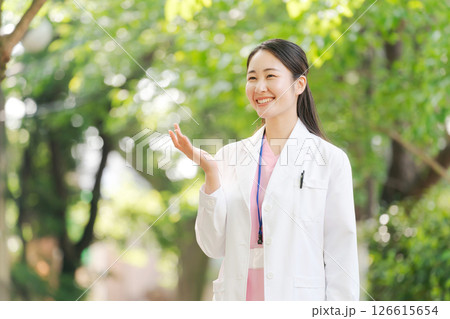 屋外で微笑む白衣の女性 126615654