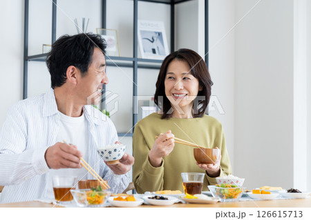 朝食を食べるミドルの夫婦 126615713