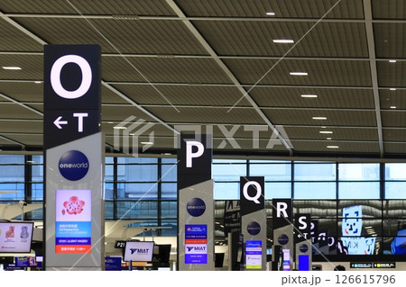 成田空港の出発ロビーに並ぶチェックインカウンター 成田空港の出発ロビーに並ぶチェックインカウンター 126615796