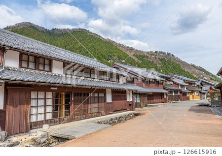 福井県若狭町　若狭熊川宿　伝統的建造物保存地区の町並み 126615916