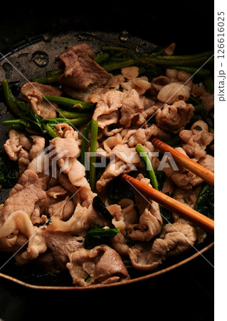 調理中の豚ニラ 調理中の豚ニラ 126616025