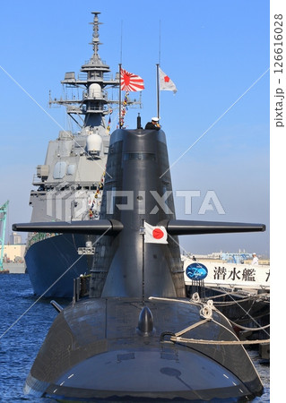 一般公開された海上自衛隊の護衛艦と潜水艦　観艦式の風景 126616028