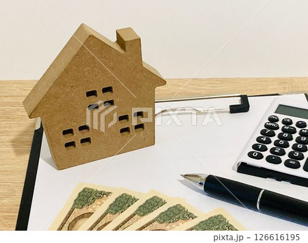 家のミニチュアと電卓と現金 126616195
