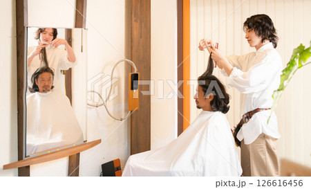 ヘアカットをする男性スタイリストと男性客 ヘアサロン イメージ ヘアカットをする男性スタイリストと男性客 ヘアサロン イメージ 126616456