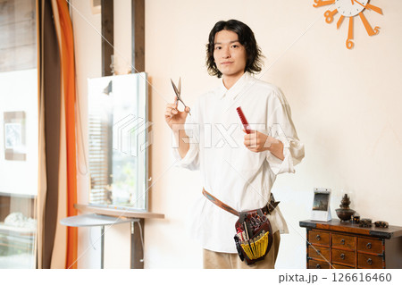 若いヘアスタイリストのポートレート 126616460