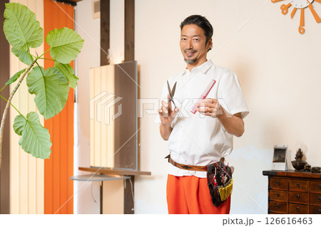 ポーズをとるベテランのヘアスタイリスト 126616463