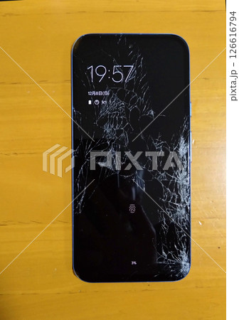 画面の割れたスマートフォン 126616794