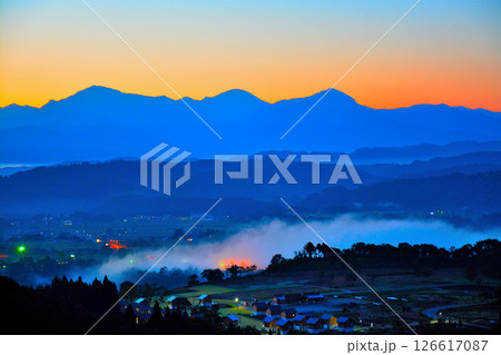 早朝新潟県小千谷市山本山高原からの朝焼けの越後三山夜明け 126617087