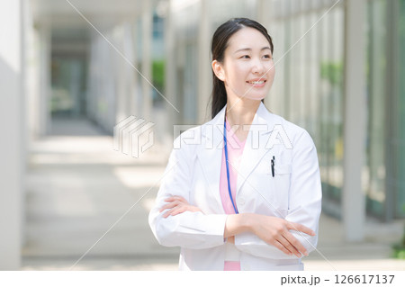 白衣を着た女性 126617137
