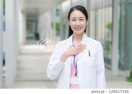 白衣を着た女性 白衣を着た女性 126617140