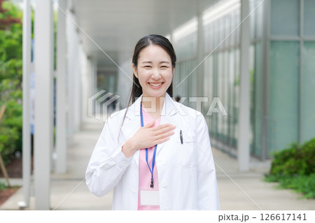 白衣を着た女性 白衣を着た女性 126617141