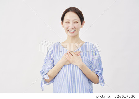 女性 ミドルエイジ 安心する 白背景 女性 ミドルエイジ 安心する 白背景 126617330