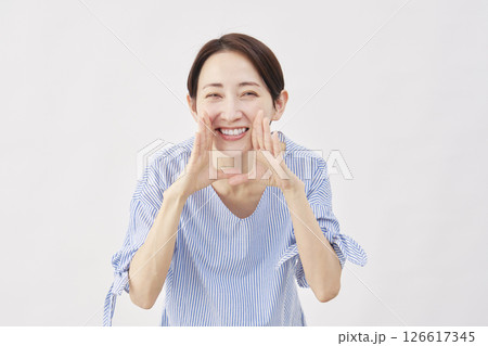女性　ミドルエイジ　話しかける　白背景 126617345