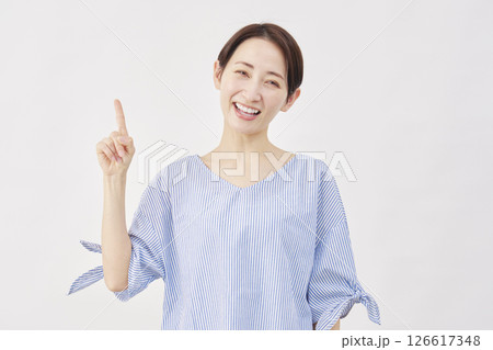 女性　ミドルエイジ　左を指差す　白背景 126617348