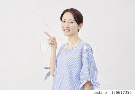 女性 ミドルエイジ 左を指差す 白背景 女性 ミドルエイジ 左を指差す 白背景 126617350