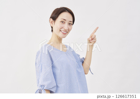 女性　ミドルエイジ　右を指差す　白背景 126617351