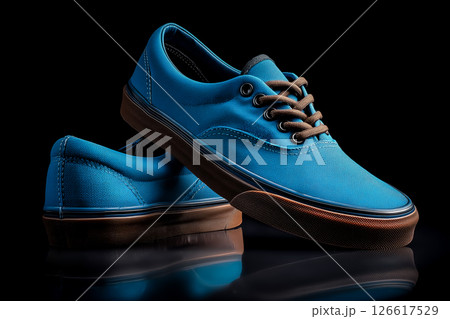 黒背景に浮かぶ靴、青いローカットスニーカー、モダンなデザインとソフトなライティング 126617529