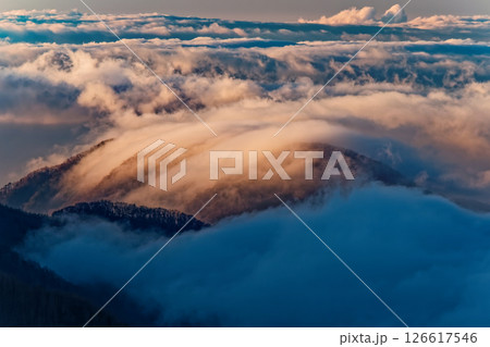 大菩薩嶺から見る朝の雲海と雲掛かる山並み 126617546