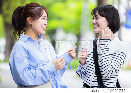 笑顔の若い女性 126617554