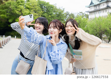 記念写真を撮る女性 126617558