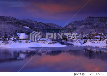 岩手県西和賀町　朝焼けの冬景色 126617769