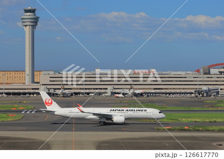 羽田空港をタキシングするジェット機 空港イメージ 羽田空港をタキシングするジェット機 空港イメージ 126617770