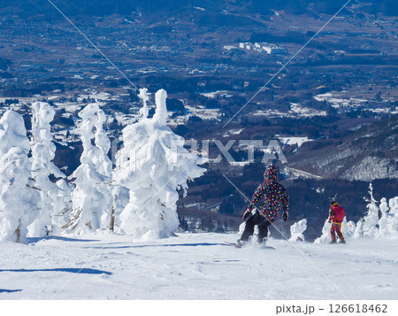 樹氷原を滑走するスノーボーダーと眺望 (山形県、蔵王温泉スキー場、樹氷原コース) 樹氷原を滑走するスノーボーダーと眺望 (山形県、蔵王温泉スキー場、樹氷原コース) 126618462