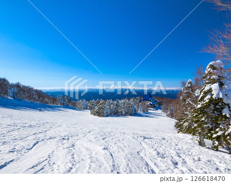 森に囲まれた閑静な広い斜面と遠くの山並みを望む (山形県、蔵王温泉スキー場、ユートピアゲレンデ) 森に囲まれた閑静な広い斜面と遠くの山並みを望む (山形県、蔵王温泉スキー場、ユートピアゲレンデ) 126618470