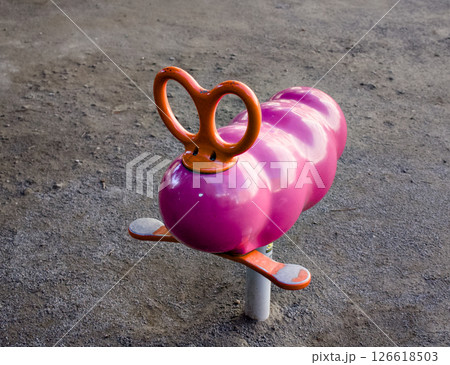 公園に虫の形をした可愛いピンク色の遊具がある風景 126618503